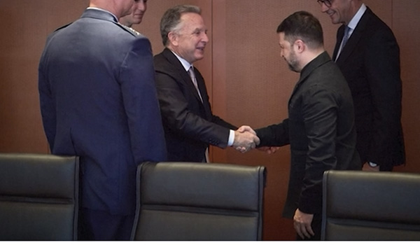 Ucraina, spiragli di pace a Berlino: Zelensky propone il congelamento del fronte