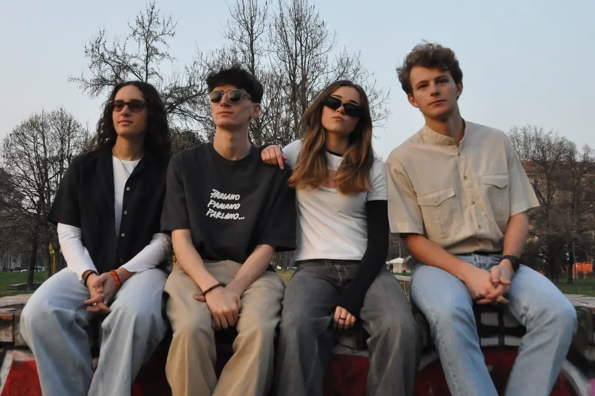 Quattro ragazzi poco più che ventenni raccontano la generazione in cui anche sognare sembra un lusso a tempo determinato: i Bar33 debuttano con “Passatempo”