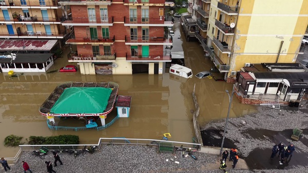 Ciciliano: sulle coste ioniche della Calabria onde come un palazzo di quattro piani