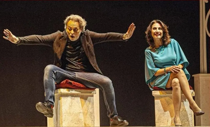 Quando una famiglia è "vera"? Al Teatro delle Muse "Figlio di Famiglia", lo spettacolo che smaschera i pregiudizi e sfida i tabù sociali per ribadire il diritto universale ai sentimenti.