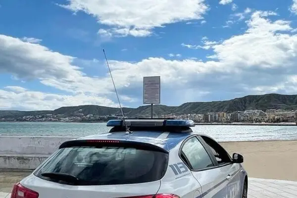 Crotone, minaccia la sorella con un’ascia e tenta di incendiarle l’auto: arrestato 36enne