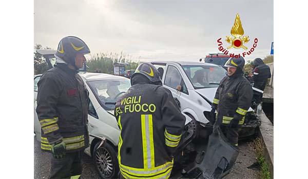 Incidente sulla SS106 strada chiusa e diversi feriti. Sul posto Vvf ambulanza ed elisoccorso