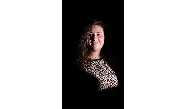 Anna La Croce, “Splendere”: il nuovo singolo della più giovane laureata d’Italia, un inno alla rinascita e all’accettazione di sé.