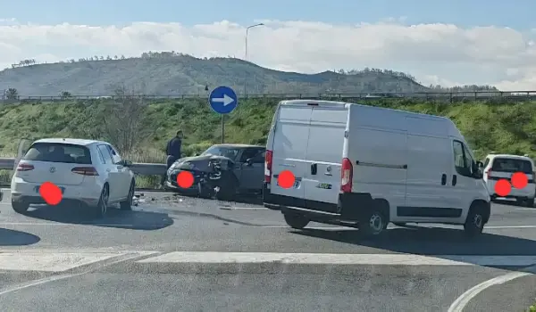 Catanzaro, scontro frontale alla rotatoria della Cittadella: due auto coinvolte, traffico in tilt