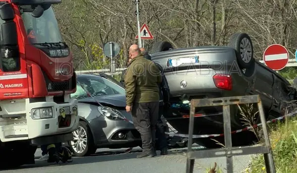 Violento impatto a Catanzaro: incidente nel quartiere Santa Maria, auto si ribalta all’incrocio