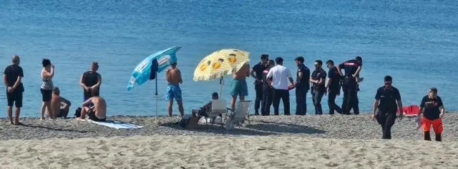 Bovalino: tragedia sulla spiaggia, muore un giovane pasticcere di 41 anni. Video