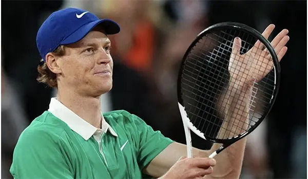 Roland Garros, Sinner scrive la storia: battuto Djokovic, è in finale!