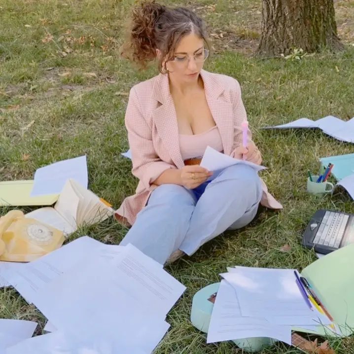 Il lavoro nobilita l’uomo, ma io ho le rate da pagare. Priscilla Marvel racconta il fallimento del mito della realizzazione personale