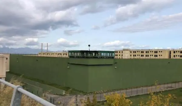 Caos nel carcere di Rossano: detenuto simula un malore e scatena una notte di violenza