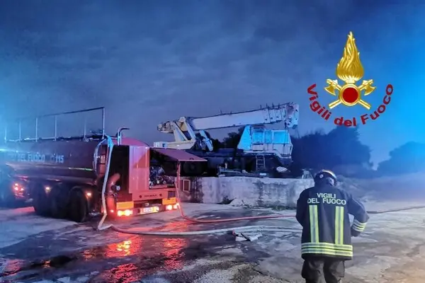 Notte di fuoco a Porto Rotondo: distrutto un cantiere nautico, danni Milionari e indagini in corso