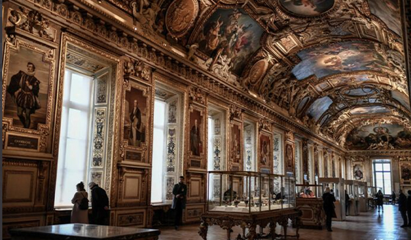 Rapina al Louvre: rubati i gioielli di Napoleone in un colpo da film. Video