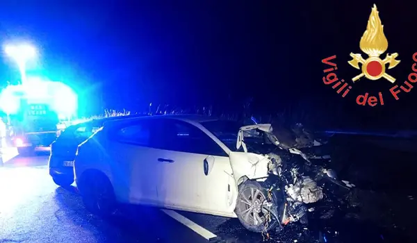  Tragedia nella notte a Catanzaro, schianto tra due auto: muore ragazzo di 19 anni