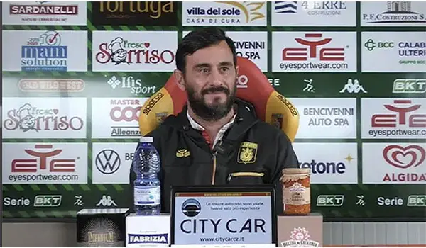 Catanzaro, Aquilani avvisa la squadra prima della trasferta di Padova: “Servono attenzione e continuità per restare in alto”