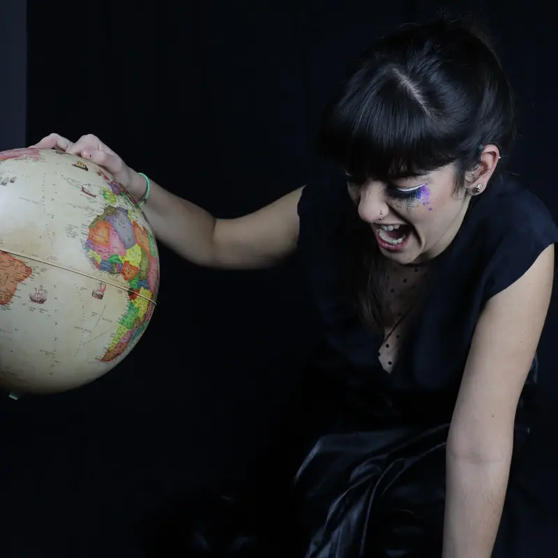 Transfemminismo, universal design e permacultura: “art. 110, 1° co.”, il crimine musicale di Lecicia Sorri