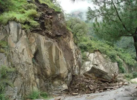 Maltempo nel Vibonese, frane e crolli: famiglie isolate e strade interrotte