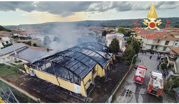 Incendio alla palestra comunale di francica: intervento dei Vvf (Video)