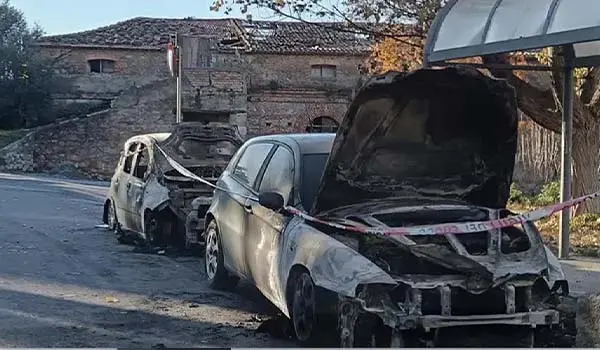 Incendio nella notte a Santa Domenica Talao: due auto distrutte, indagini in corso