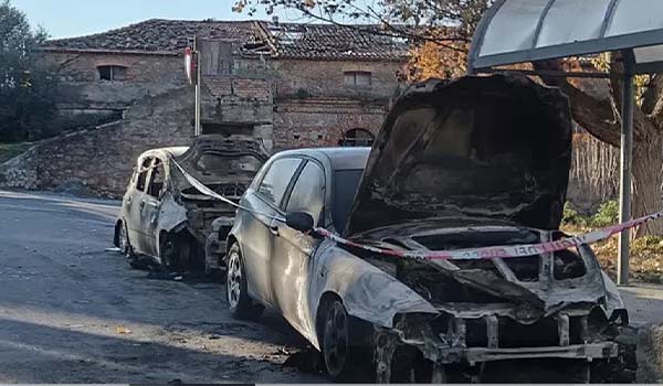 Incendio nella notte a Santa Domenica Talao: due auto distrutte, indagini in corso