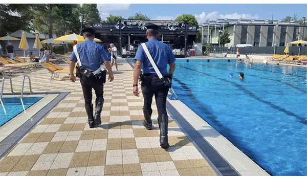 Grado, bambina di 6 anni risucchiata dal sifone in piscina: salvata in extremis al Camping Punta Spin