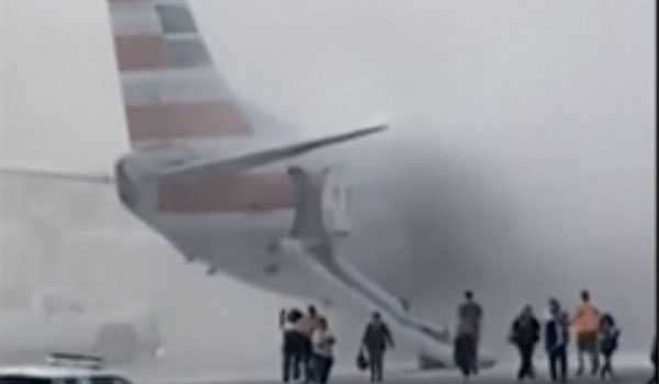 Denver, panico a bordo: aereo in fiamme, passeggeri in fuga sugli scivoli di emergenza