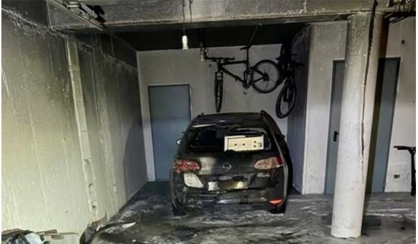 Auto elettrica in fiamme in Val di Non: incendio in garage durante la ricarica