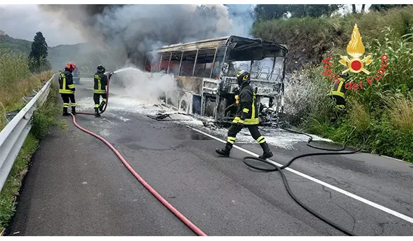 Squillace, autobus in fiamme sulla SP162: strada chiusa, nessun ferito