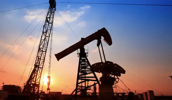 Petrolio in calo ma Brent sopra i 100 dollari: mercati energetici e tensioni globali sotto osservazione