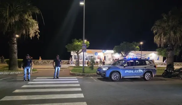Catanzaro, controlli sul lungomare: evento abusivo in un lido. Scattano denunce e sanzioni