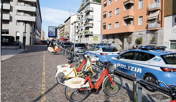 Rapina shock a Milano: bloccata in auto e derubata di orecchini da 100 mila euro