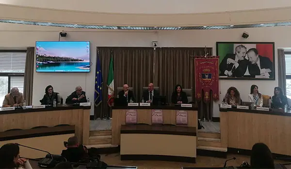 Giornata del Fiocchetto Lilla a Crotone: il sindaco Voce incontra gli studenti per parlare di disturbi alimentari