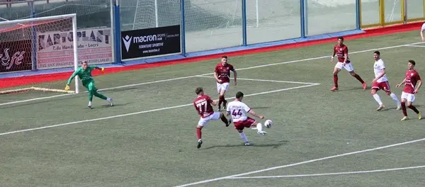 Locri:  un buon Locri imbriglia la Reggina. Vittoria di misura (2-3) per gli amaranto ospiti.