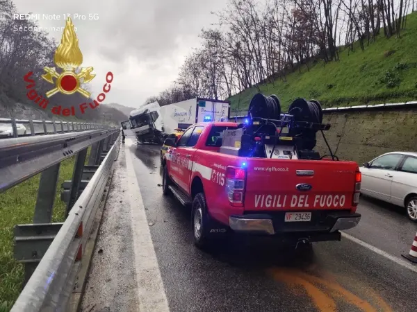 Incidente sull’A2 del Mediterraneo: autoarticolato sbandato, autista ferito e traffico rallentato