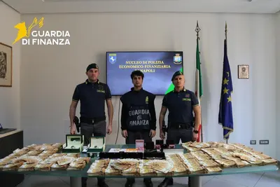 Blitz della Finanza a Napoli sequestrati 2,2 milioni in contanti e un impero immobiliare