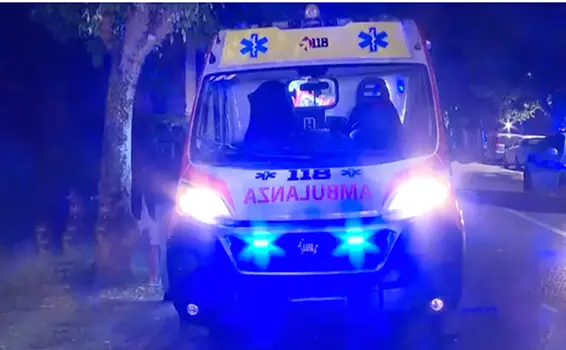 Scontro tra moto a Bolzano nella notte: un ferito in ospedale, caccia al motociclista fuggito