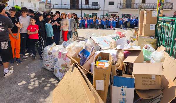 Giornata di educazione ambientale con le scuole, raccolte 2,2 tonnellate di carta