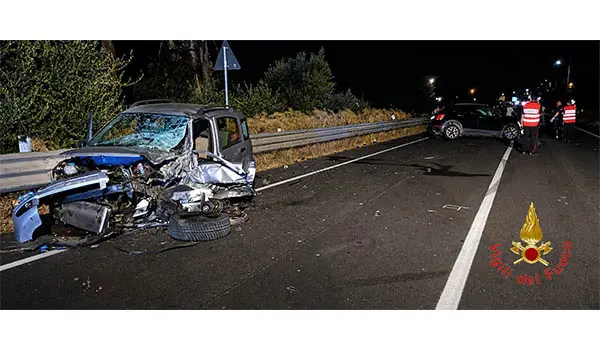 Incidente sulla SS106 a Sellia Marina, muore un giovane dopo lo schianto: tre persone coinvolte
