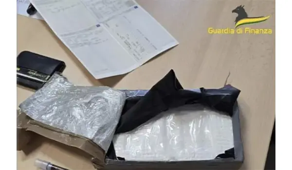 Cosenza, in auto con oltre un chilo di cocaina: arrestato presunto corriere della droga