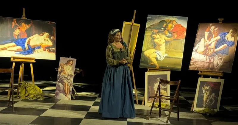 Mendicino, il teatro che unisce generazioni: dai sogni di Rodari alla forza di Artemisia Gentileschi, una giornata che racconta il potere della cultura