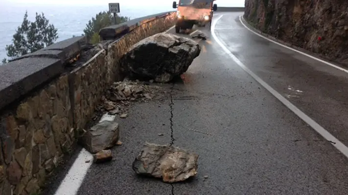 Caduta massi sulla SS18 in Calabria: chiusura e messa in sicurezza del tratto