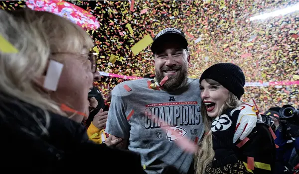 Taylor Swift e Travis Kelce: l’annuncio di fidanzamento diventa virale sui social