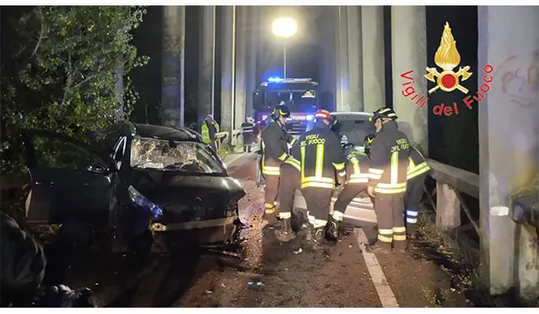 Incidente sulla SS106 a Soverato: tre feriti dopo lo scontro tra Peugeot e Audi, strada chiusa in direzione sud