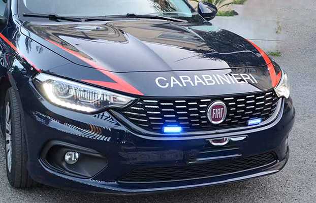 Picchia e minaccia la compagna che tenta il suicidio: arrestato 30enne a Cirò Marina