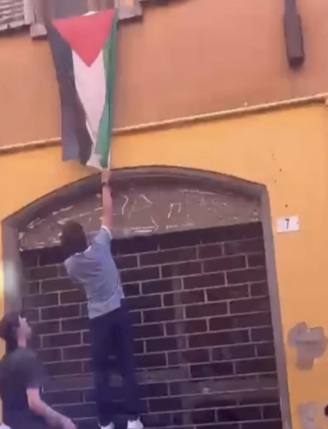 Il leghista Eterno strappa una bandiera della Palestina insieme ad altri ragazzi: il video accende la polemica sui social