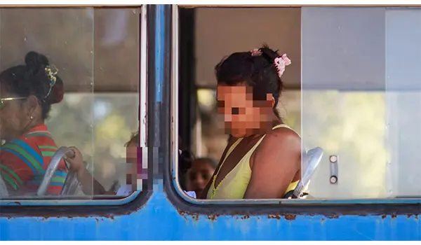 Bimba di 2 Anni Nascosta in una Valigia: Donna Arrestata in Nuova Zelanda