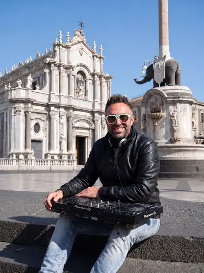 Il dj/producer Ferraro DJ torna con il suo nuovo singolo “Electric Summer”