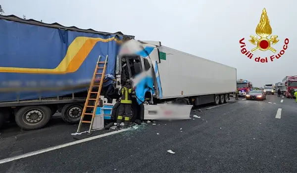 Incidente sull’A14 tra Ancona Nord e Ancona Sud: doppio schianto tra tir, tratto chiuso verso sud