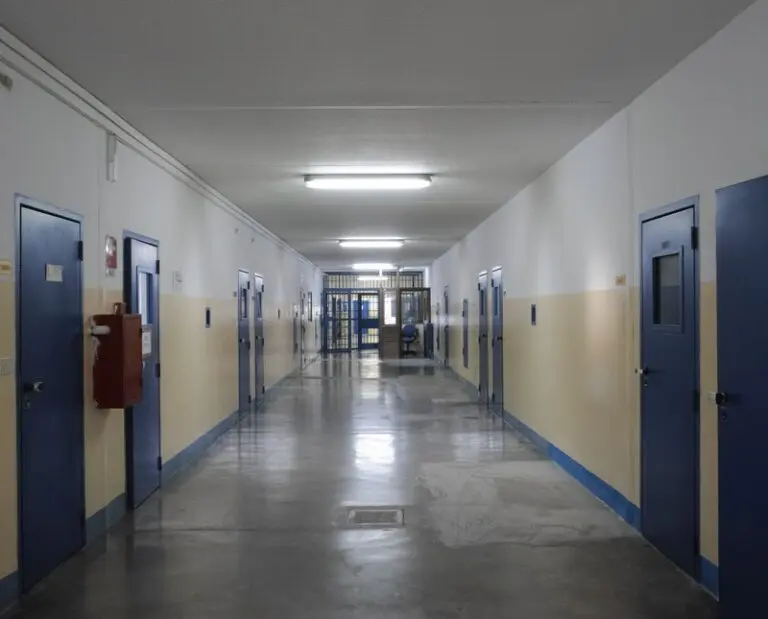 Violenza nel carcere di Reggio Emilia,  il SIM Carabinieri esprime solidarietà alla Polizia Penitenziaria:  “L’aggressione contro il giovane agente è il sintomo di un sistema alla deriva” 