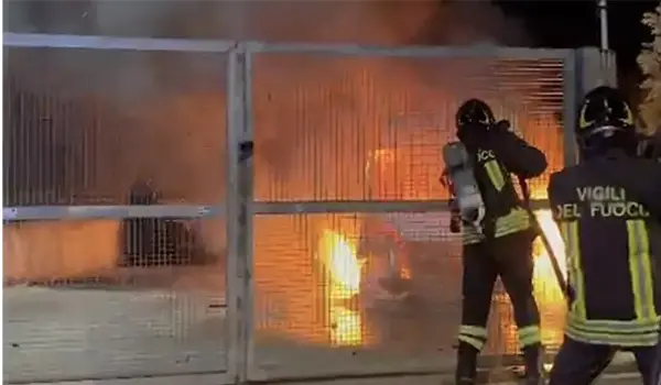 Lamezia Terme, incendio nella notte: due ambulanze incendiate