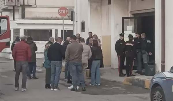 Paura a Gioia Tauro: bomba molotov contro il Comune, fermato un uomo