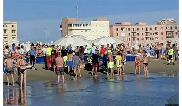 Dramma sulle spiagge del Lazio: tre persone annegano per salvare i loro cari
